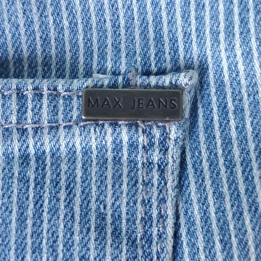 MAX JEANS- MID RISE CAPRI'S - Picture 3 of 6